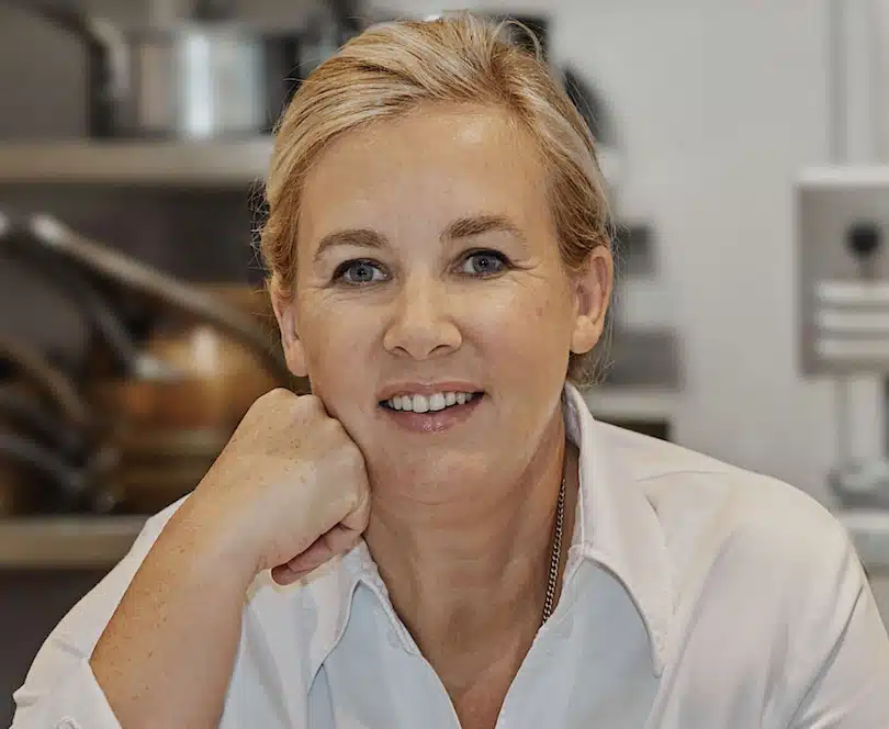 Hélène Darroze, grande Cheffe dans sa cuisine