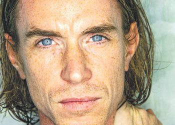 Ben Mazué , mélancolique au regard étendard