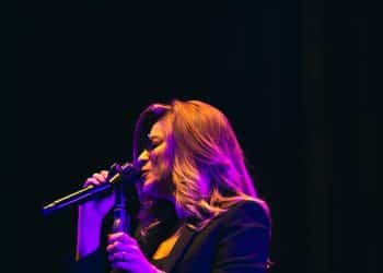 La chanteuse Mélody Gardot séduit les 1.500 festivaliers du Niort Jazz Festival