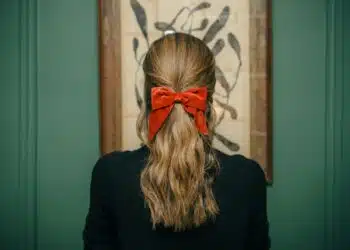 Noeud papillon en velours et en rouge syrah par Maria de la Orden et Vanity Fair