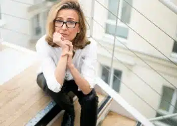 Frédérique Guénot, journaliste émérite, co-directrice de l'ouvrage "Éduquer à la non-violence", photographiée pour LCV Magazine ©Paul SYREN