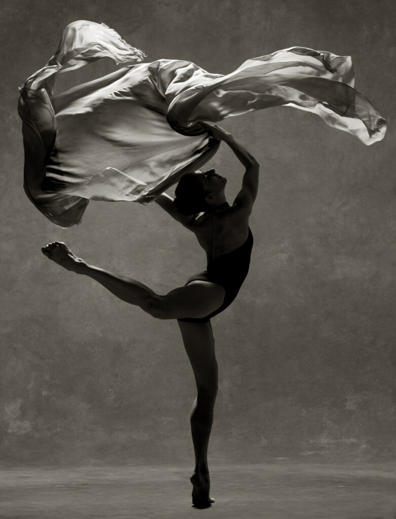 Avec le livre Kaos, publié par Taschen, Albert Watson ne propose un regard posé sur tous les arts, Martha Graham dancer, Photo Watson, DR