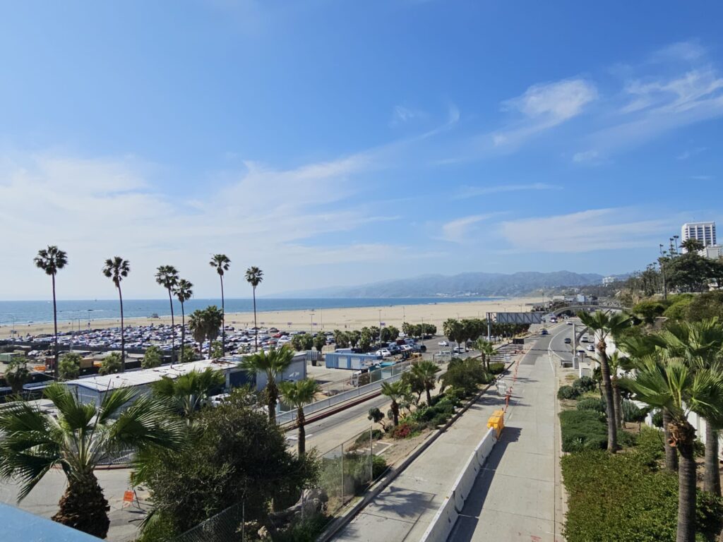Si la Route 66 est un mythe national, Santa Monica en est le point final et le panneau “End of the Trail” agit comme un aimant, Photographie SG, All rights reserved.