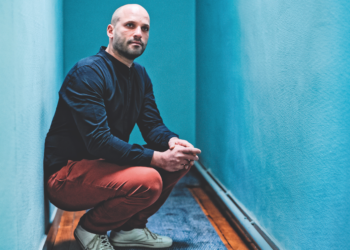 Photo Arnaud Gallais, anthropologue, président de Mouv’Enfants, ancien membre de la Commission Indépendante sur l’Inceste et les Violences Sexuelles faites aux enfants (CIIVISE), par Julien Daniel, MYOP