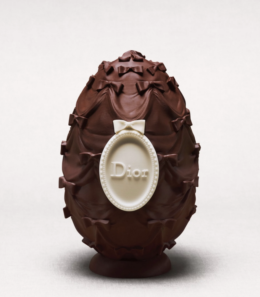Ladurée — Fleur Impériale
Une fleur en pleine éclosion, dont les pétales de chocolat s’entrelacent avec finesse. Une création spectaculaire qui séduit autant par sa structure que par sa délicatesse.
Prix : 170 €