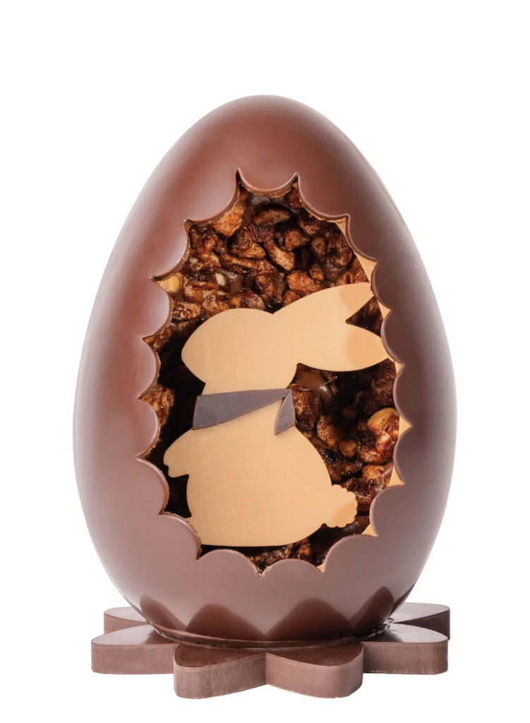 La Grande Épicerie de Paris — Pastorale Gourmande
Un univers champêtre peuplé d’animaux en chocolat, où le praliné croustillant et les éclats de noisettes caramélisées apportent une dimension généreuse et réconfortante.
Prix : à partir de 35,90 €