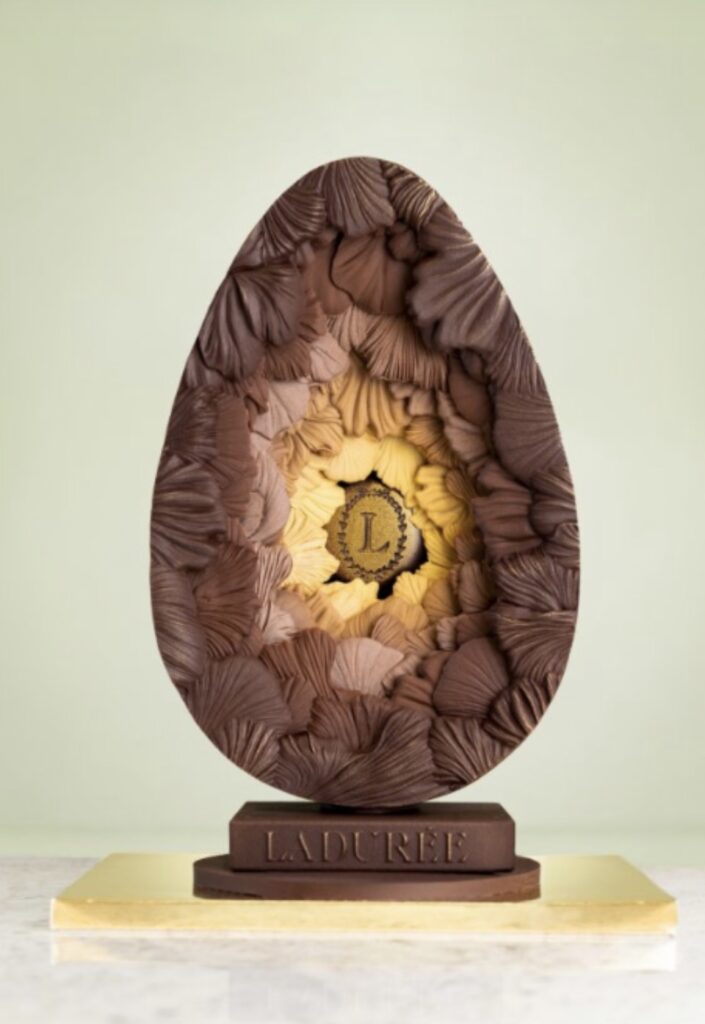 Ladurée — Fleur Impériale
Une fleur en pleine éclosion, dont les pétales de chocolat s’entrelacent avec finesse. Une création spectaculaire qui séduit autant par sa structure que par sa délicatesse.
Prix : 170 €