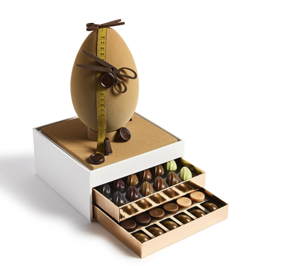 Pierre Marcolini — Ligne Couture
Élancé et parfaitement équilibré, cet œuf évoque l’allure d’une silhouette de défilé. À l’intérieur, un écrin de douceurs raffinées prolonge l’expérience avec élégance.
Prix : 185 €