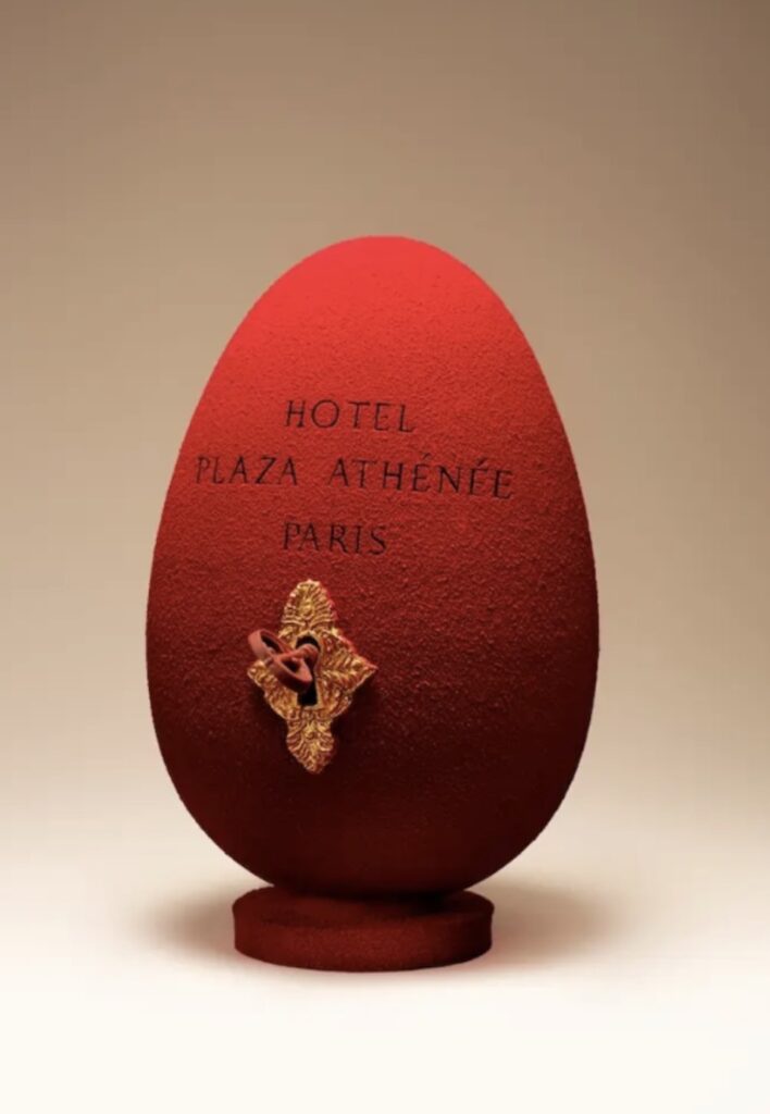 Plaza Athénée — Les Clés du Mystère
Sous son velours rouge iconique, cet œuf cache bien plus qu’un simple cœur gourmand. En le brisant, apparaissent de délicates clés pralinées, comme autant de secrets à découvrir, entre jeu, surprise et raffinement.
Prix : sur demande