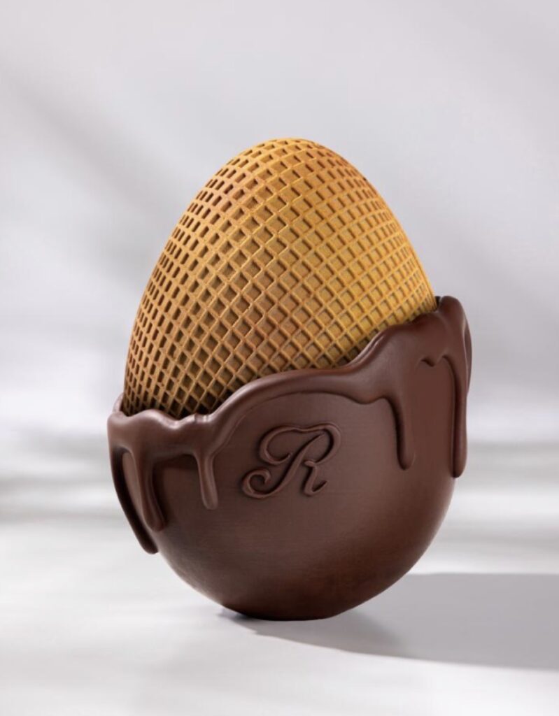 Pâques au Ritz Paris — Souvenir Croquant
Une réminiscence d’enfance transformée en objet d’exception. Le croustillant de la gaufrette rencontre une sélection de gourmandises cachées, aux saveurs de noisette, pistache et chocolat, pour prolonger le plaisir à chaque bouchée.
Prix : 120 €