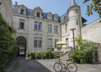 L’Yndo Hôtel à Bordeaux dialogue avec son époque et sa tradition bordelaise, offrant douze chambres uniques, véritables voyages dans le temps et dans l’avant-garde, Photo DR