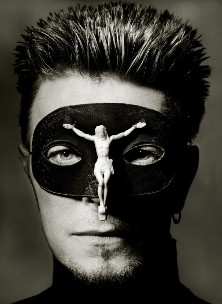 Avec le livre Kaos, publié par Taschen, Albert Watson ne propose un regard posé sur la musique, David Bowie, Photo Watson, DR