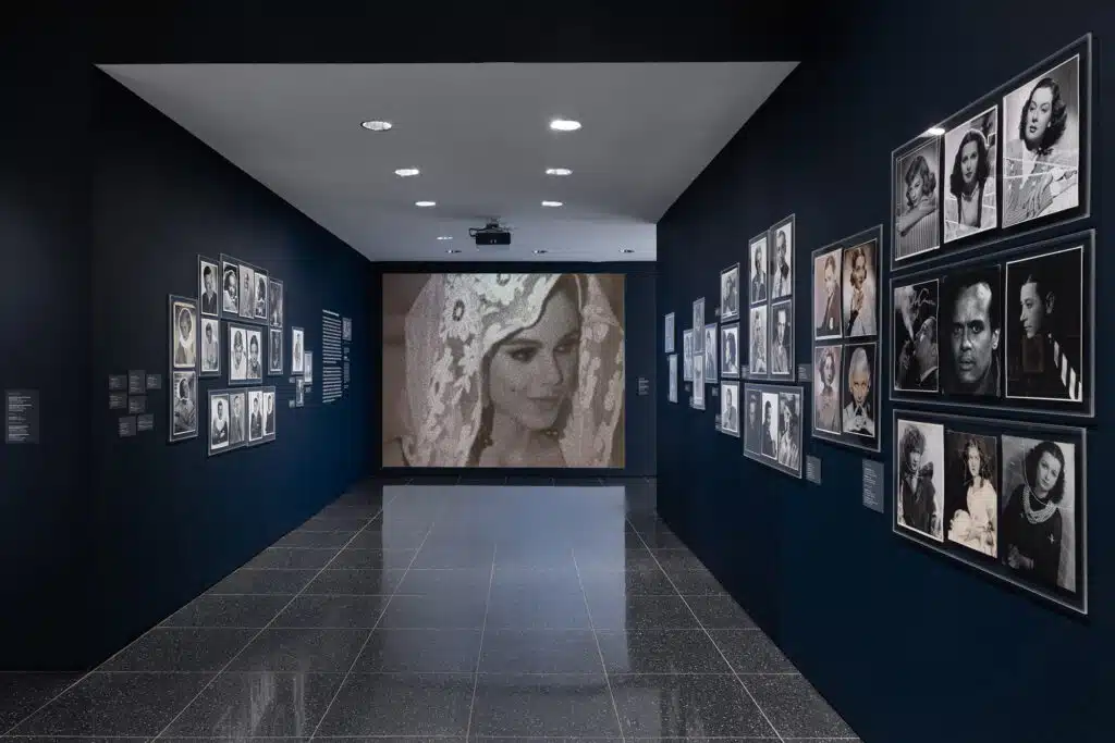 Vue de l’exposition Face Value: Celebrity Press Photography au MoMA (The Museum of
Modern Art), New York. Photo: Jonathan Dorado Courtesy of MoMA.