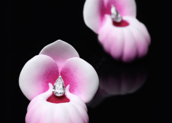 Emmanuel Tarpin - Paire de boucles d'oreilles "Orchidées Sabot de Venus" rose poudré en or jaune laqué et deux diamants poires de 0,90 carat, Photo DR