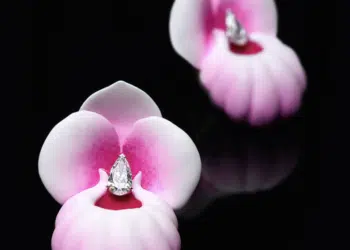 Emmanuel Tarpin - Paire de boucles d'oreilles "Orchidées Sabot de Venus" rose poudré en or jaune laqué et deux diamants poires de 0,90 carat, Photo DR