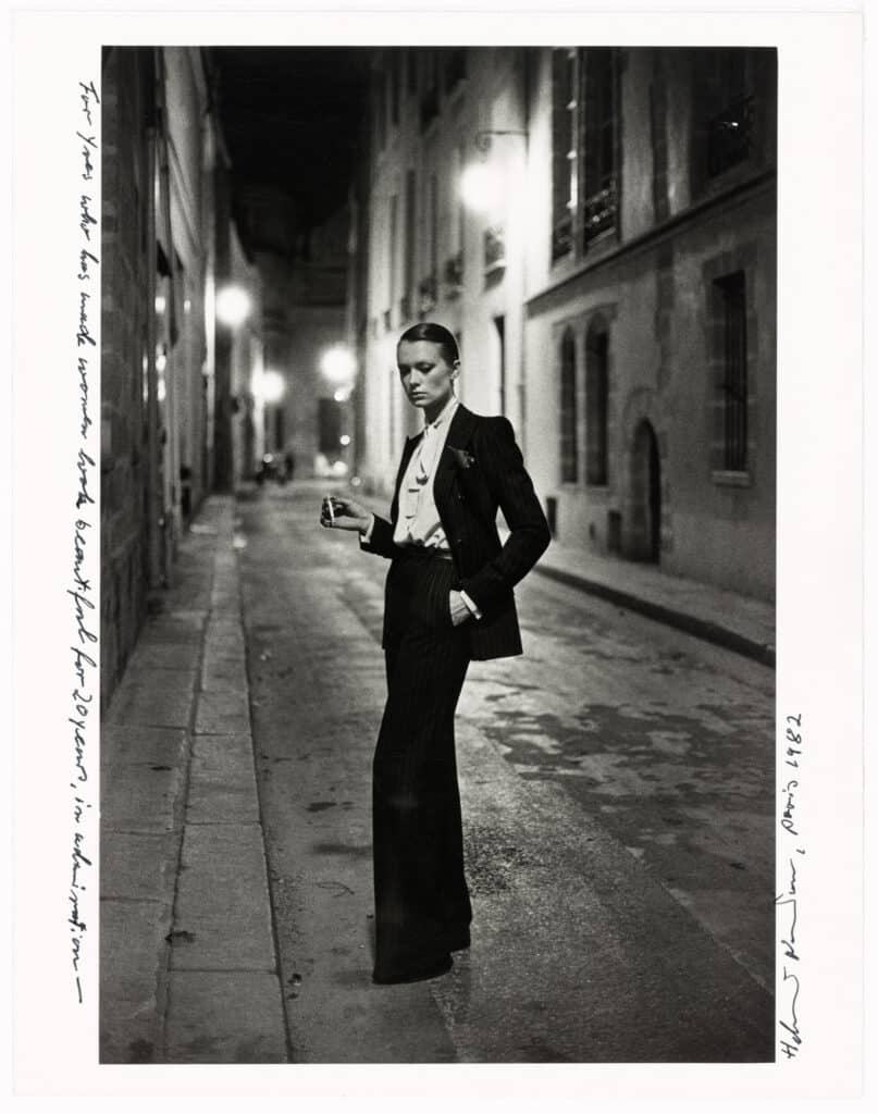Helmut Newton, Collection Haute Couture Automne/Hiver 1975, publiée dans Vogue Paris,
Septembre 1975 © Helmut Newton Foundation, courtesy Helmut Newton Foundation and
Fondation Pierre Bergé – Yves Saint Laurent