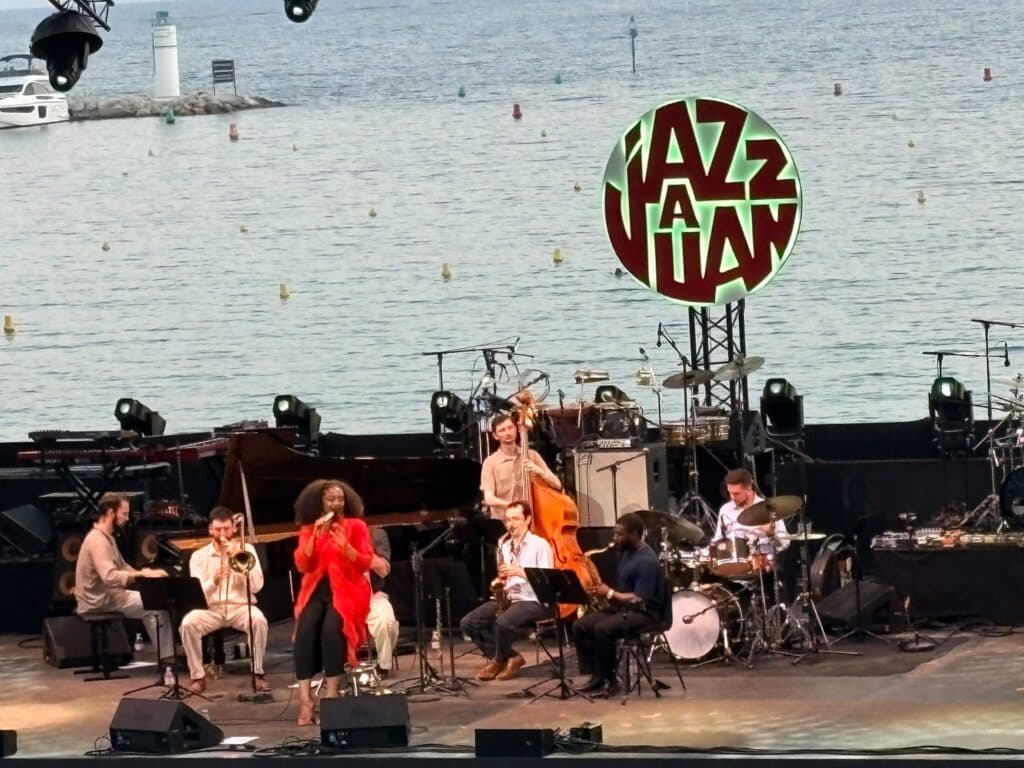 La pinède Gould de Juan-les-Pins : un superbe écrin pour écouter du jazz assis sur les tribunes face à la mer (photo Robert Yvon)