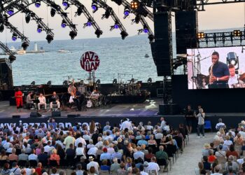 La pinède Gould de Juan-les-Pins : un superbe écrin pour écouter du jazz assis sur les tribunes face à la mer (photo Robert Yvon)