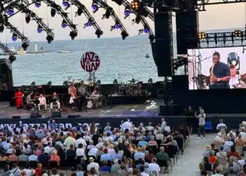 La pinède Gould de Juan-les-Pins : un superbe écrin pour écouter du jazz assis sur les tribunes face à la mer (photo Robert Yvon)